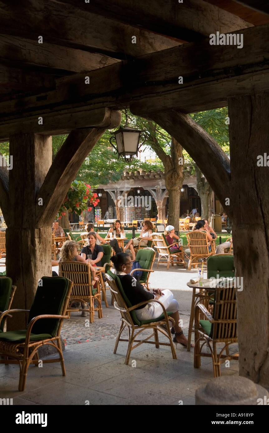 Nella città Mirepoix piazza centrale sono tipiche case a graticcio supportato su pilastri di legno, creando un arcade Foto Stock