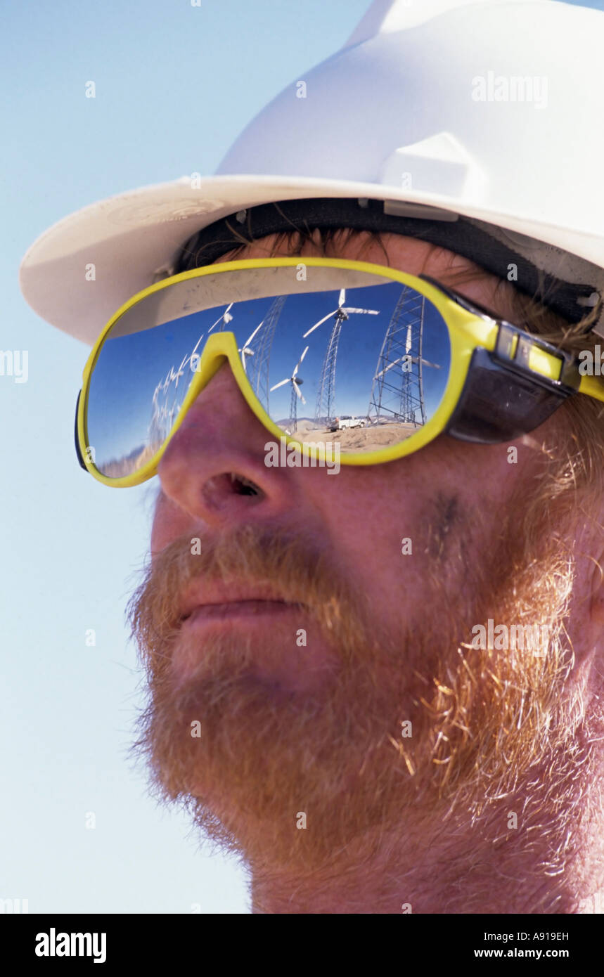 Ingegnere di indossare un elmetto in un parco eolico in California Tehachapi Foto Stock