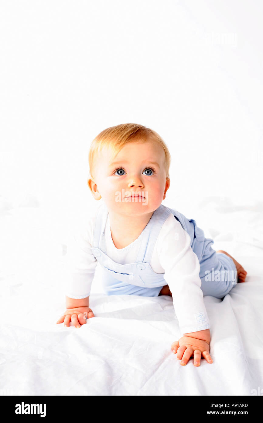 Curioso Baby Boy Foto Stock