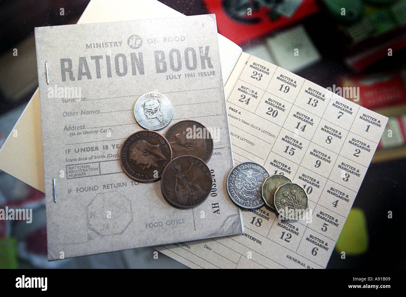 Guerra Mondiale 2 razione di libro e di vecchie monete Foto Stock