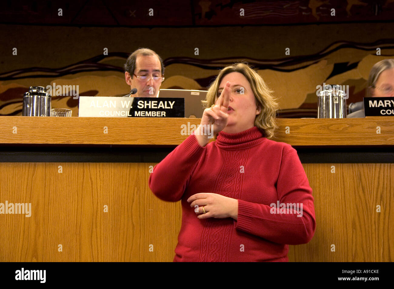 La donna si traduce nel linguaggio dei segni in occasione di una riunione di Boise City Council, Idaho. Foto Stock