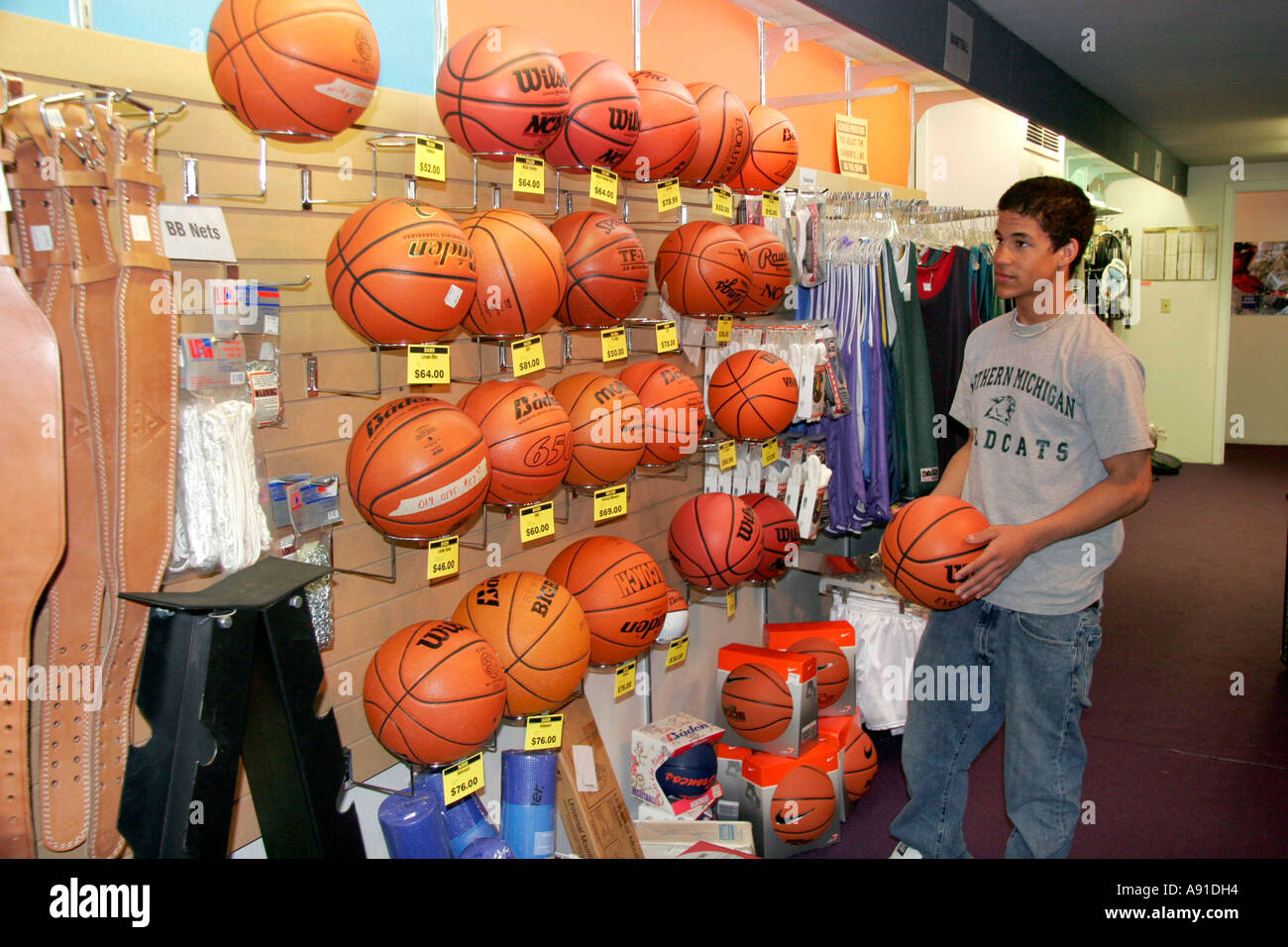 Teen negozi per il basketball presso un negozio di articoli sportivi a Boise, Idaho. Foto Stock