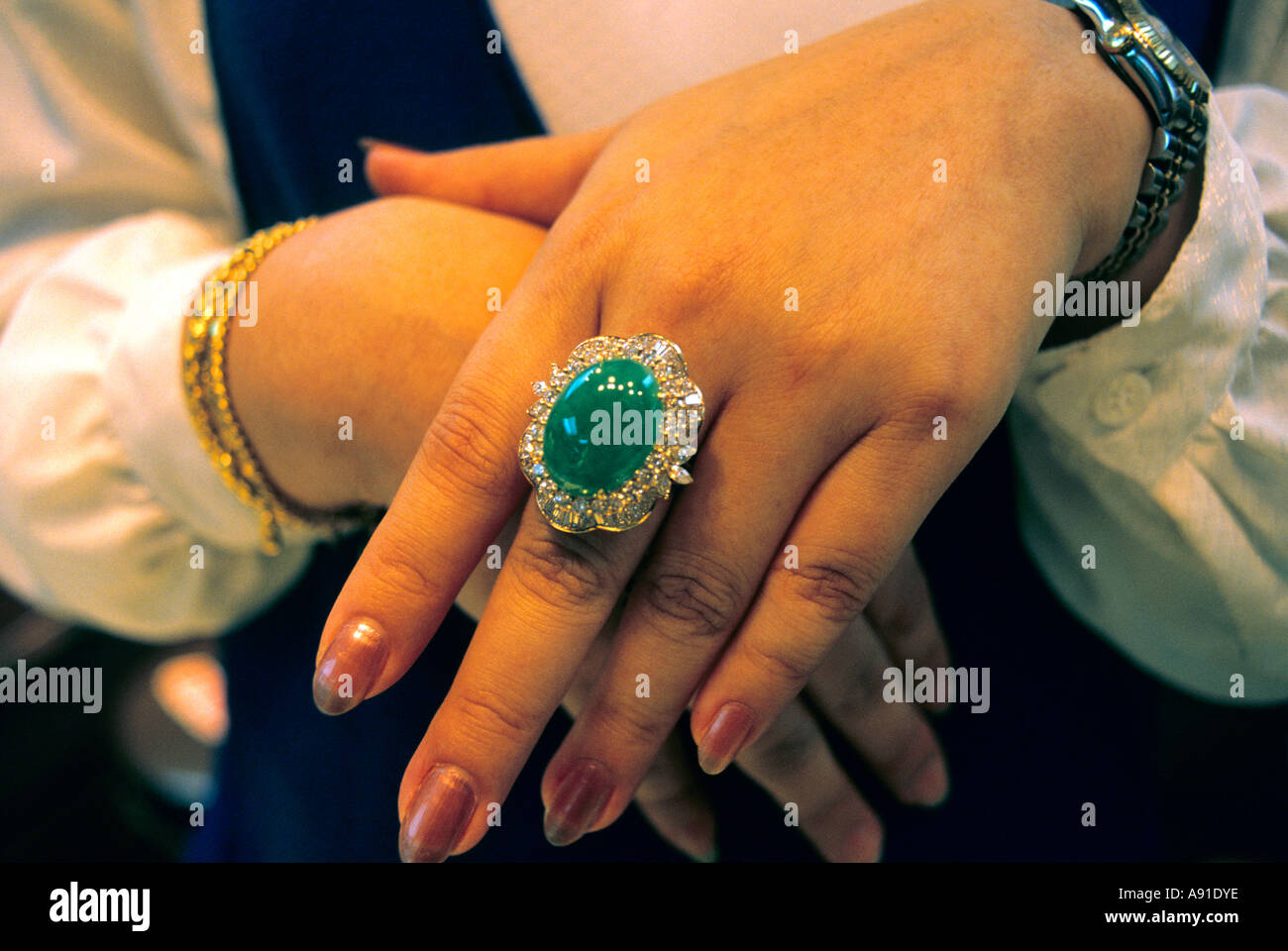Una donna che indossa un anello di giada in Hong Kong. Foto Stock