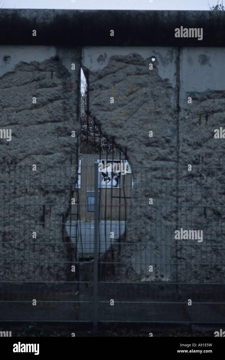 Fotografia in Topografia del Terrore museo che mostra attraverso il foro nel muro di Berlino Foto Stock