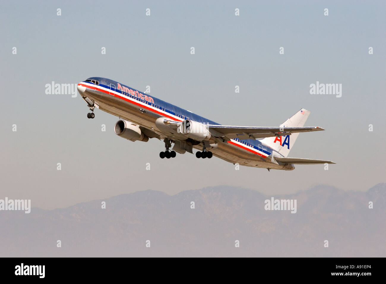 American Airlines Boeing 767 a decollare in Los Angeles, California. Foto Stock