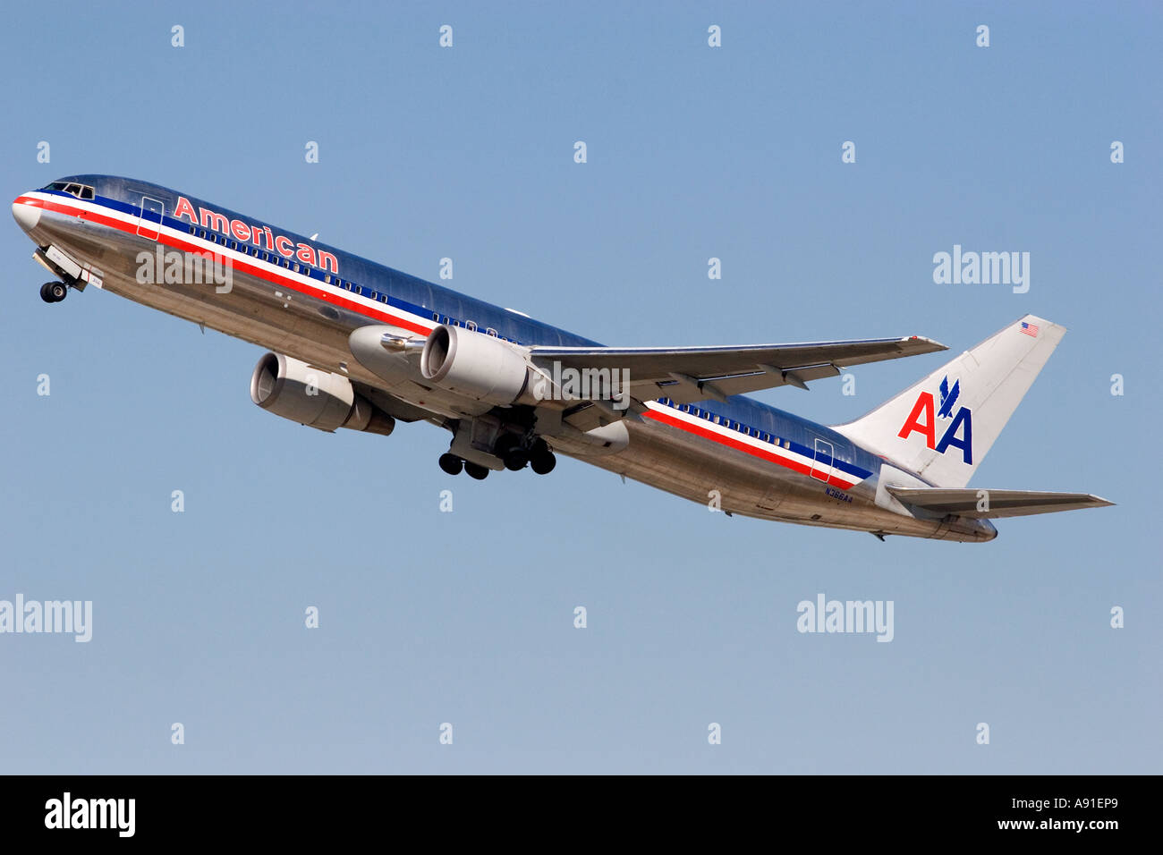 American Airlines Boeing 767 a decollare in Los Angeles, California. Foto Stock