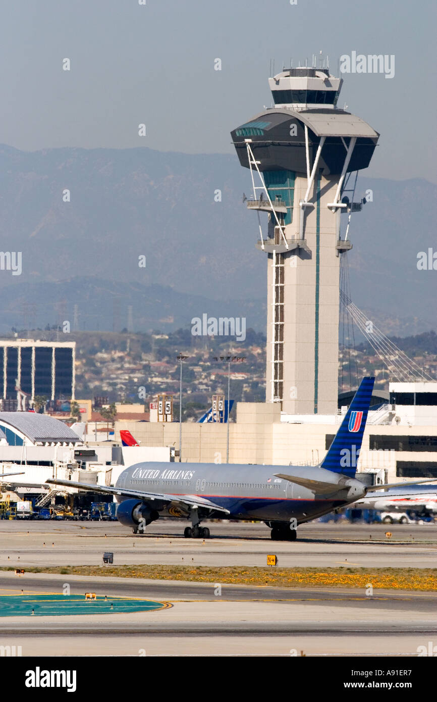 Regno Airllines Boeing 767 sulla pista di rullaggio presso l'aeroporto di Los Angeles in Los Angeles, California. Foto Stock