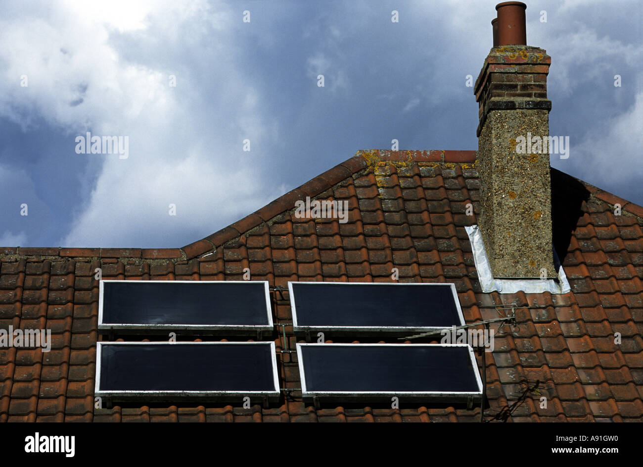 Celle fotovoltaiche che producono elettricità da energia solare sul tetto di una casa in Melton, Suffolk, Regno Unito. Foto Stock