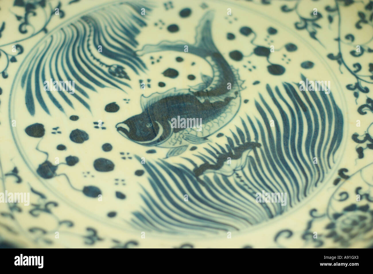 Immagine di pesce su porcellana antica piastra utilizzata nel Chenghua regno della dinastia Ming Foto Stock