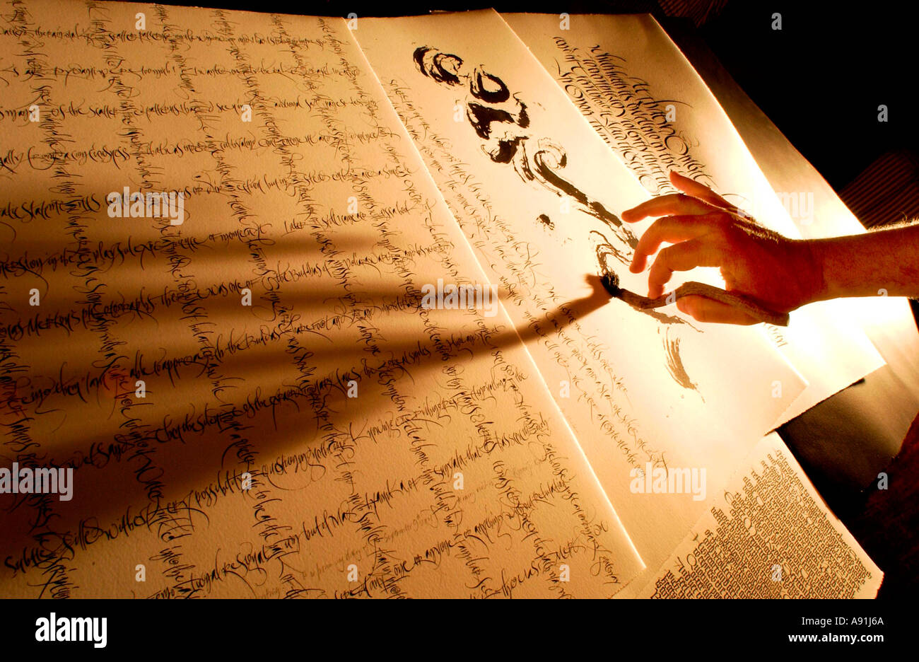 La calligrafia eseguita da un artista master e artigiano con stile orientale tradizionale Pennello e inchiostro. Foto Stock