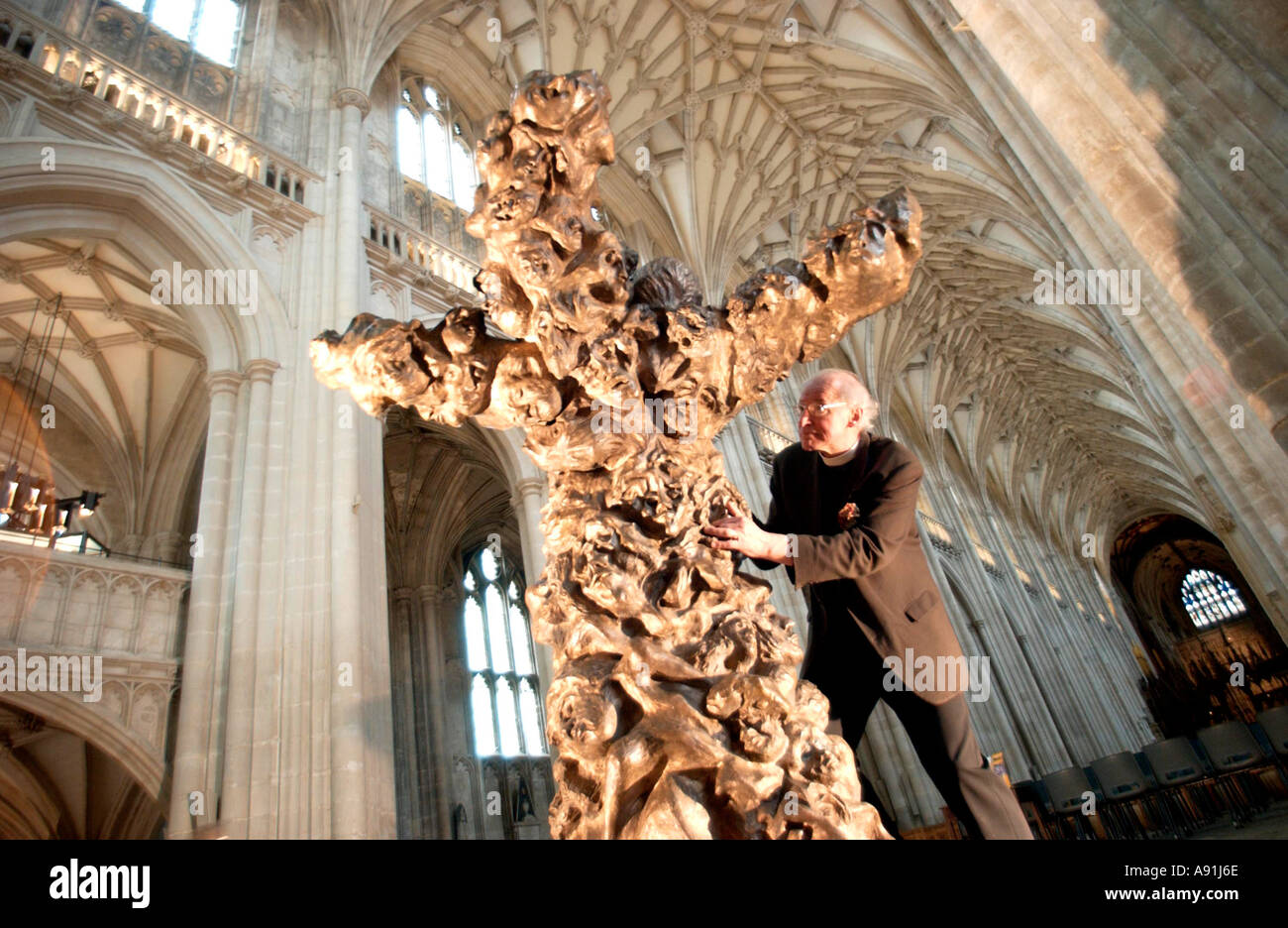 Arte presso la Cattedrale di Winchester. La scultura torturato l umanità dalla scultore rumeno Doru Marculescu nel West End della navata. Foto Stock