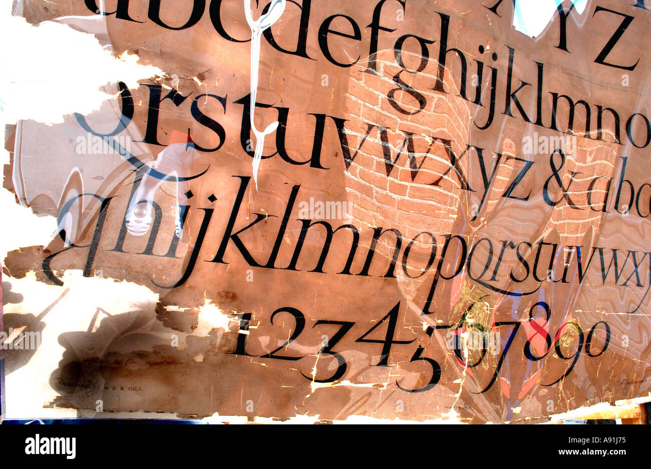 Eric Gill alfabeto scritto dall'artista con un pennello e inchiostro subendo lavori di conservazione Foto Stock