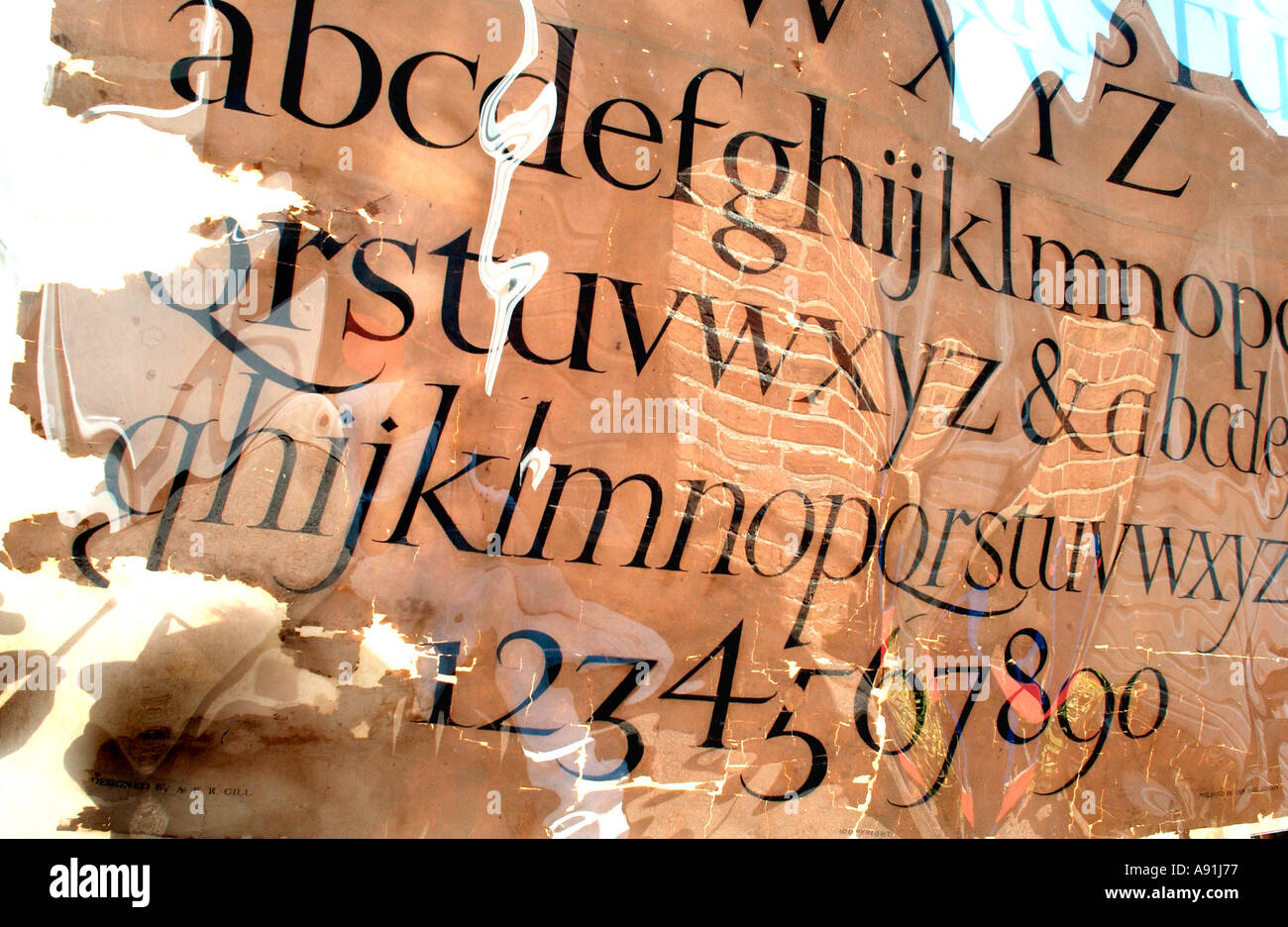 Una fragile Eric Gill alfabeto scritto dall'artista con un pennello e inchiostro in fase di restauro Foto Stock