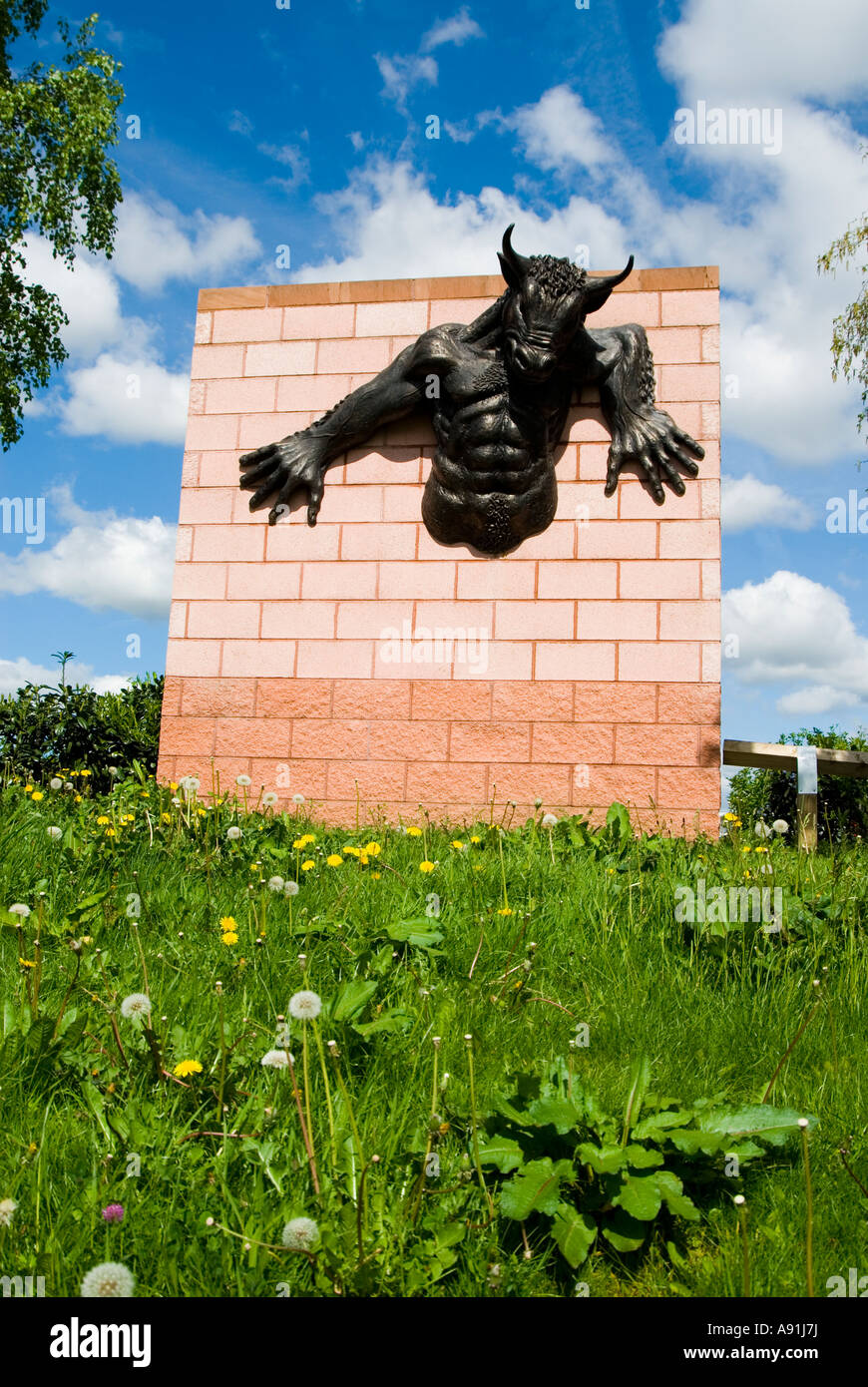 Statua di Bull intrappolato all'interno di un muro Cheetham Hill Road Manchester REGNO UNITO Foto Stock