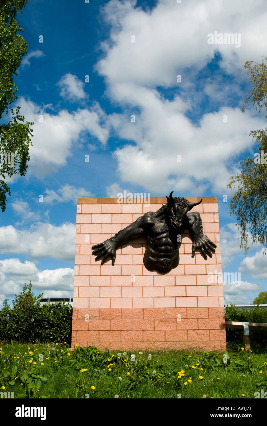 Bull scultura Cheetham Hill Road Manchester REGNO UNITO Foto Stock