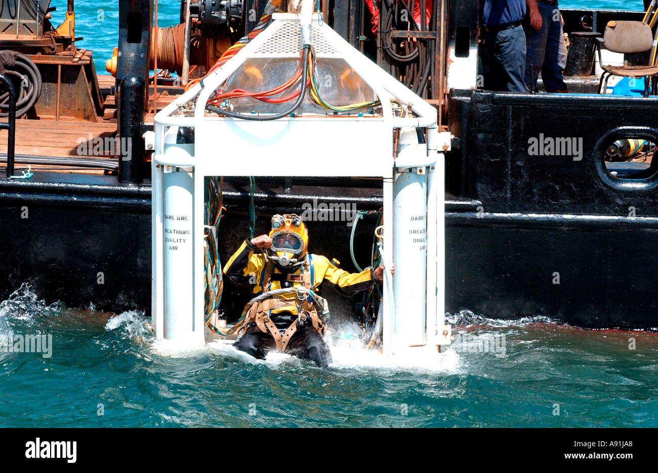 Un sommozzatore in una campana subacquea in procinto di essere abbassato il relitto della nave da guerra Tudor il Mary Rose in Portsmouth Porto, Foto Stock