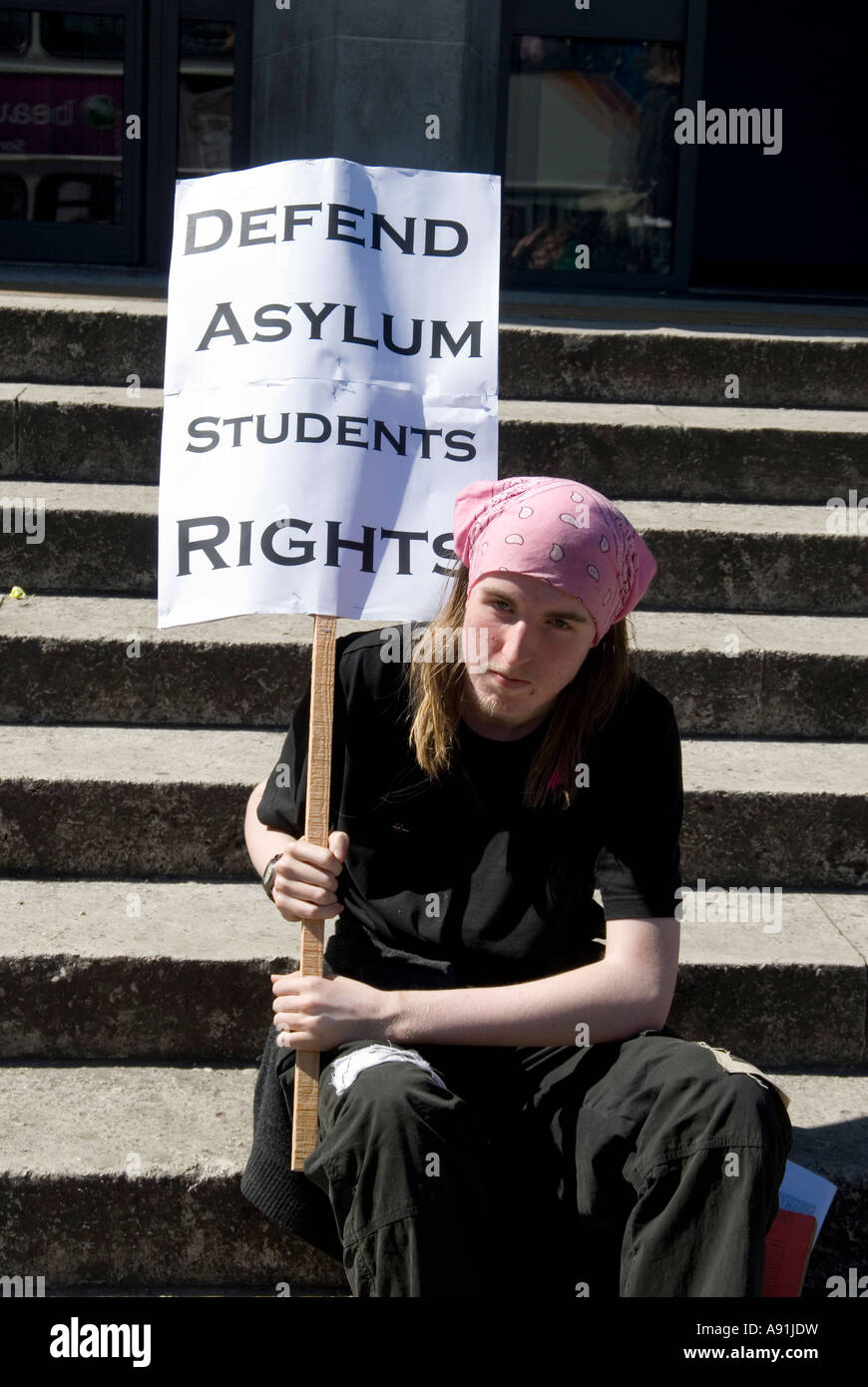 Studente azienda difendere asilo diritti degli studenti Foto Stock