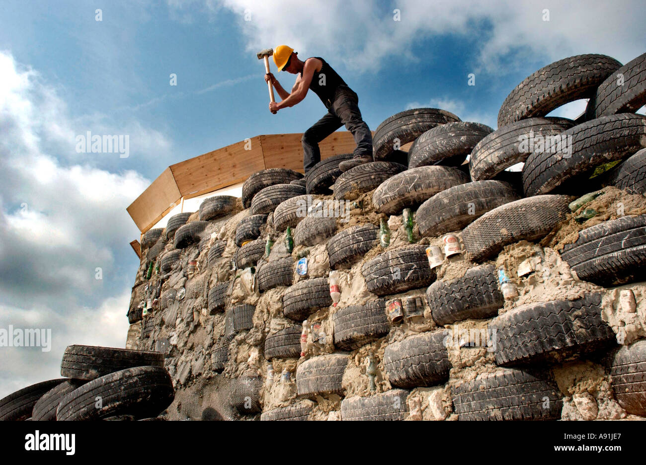 Green House è un pionieristico eco friendly home fatta di materiali riciclati con pareti isolate da vecchi pneumatici. Foto Stock