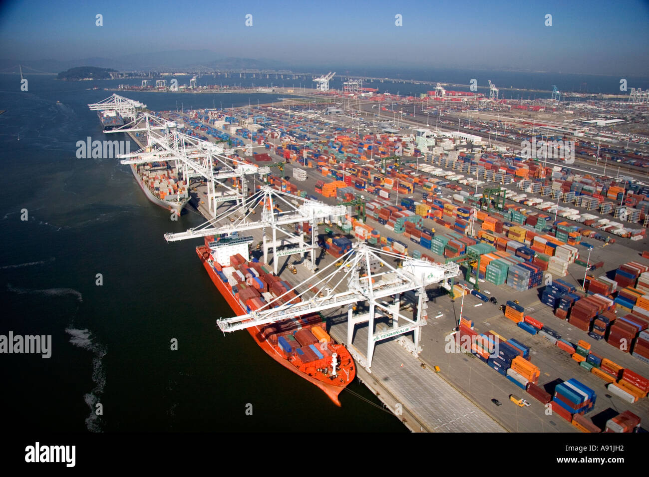Le navi portacontainer e le gru del porto di Oakland, nella zona della baia della California. Foto Stock