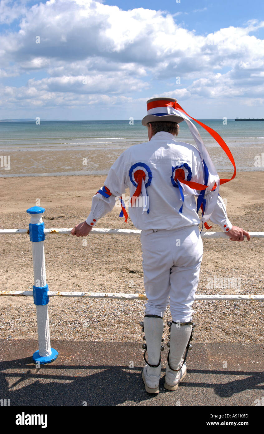 Un ballerino di Morris appoggiato su di una ringhiera sul lungomare a Weymouth Dorset Regno Unito Regno Unito Foto Stock