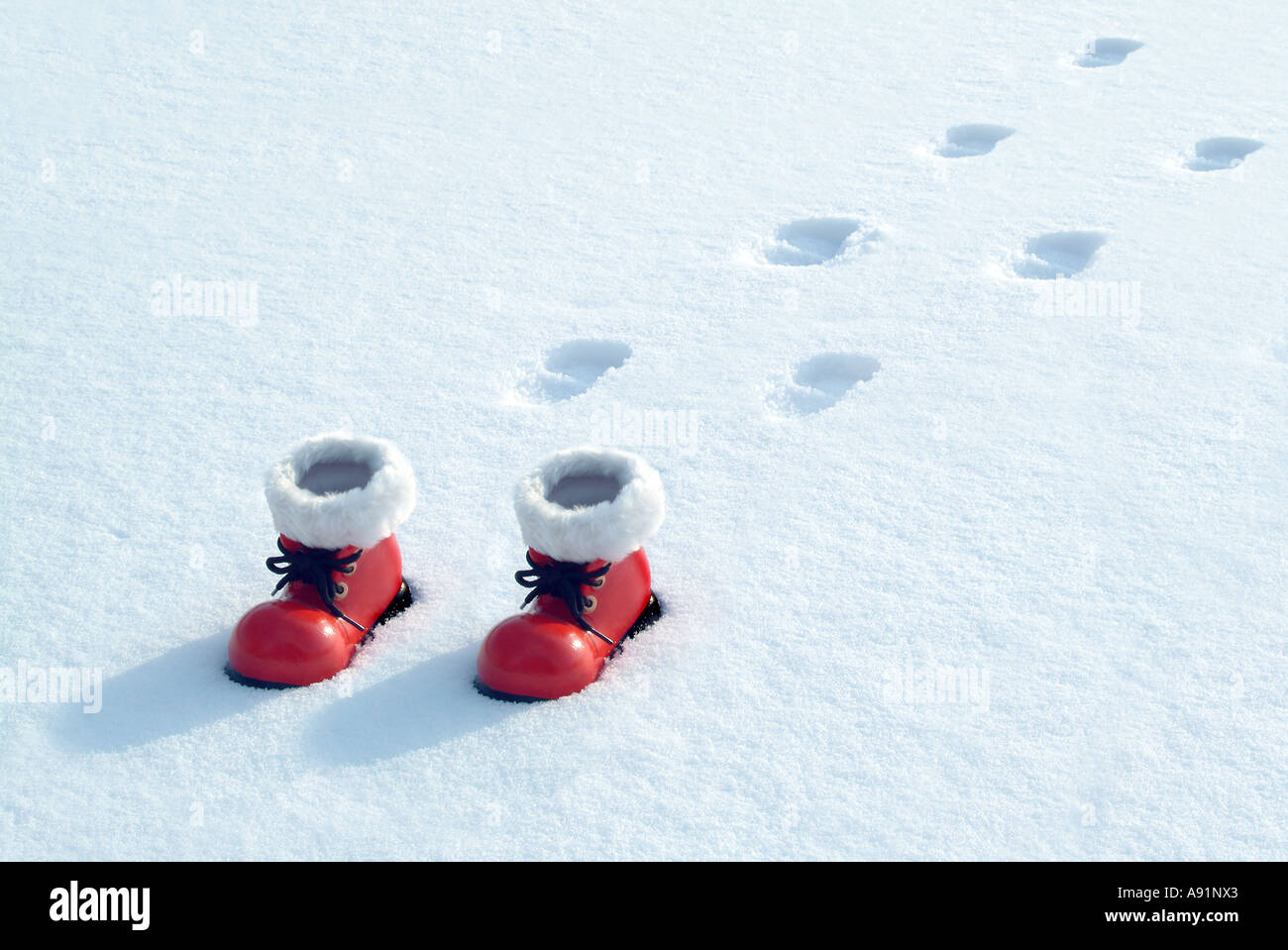 Rosso di Babbo Natale di scarpe di neve Rote Nikolausstiefel im Schnee Foto Stock