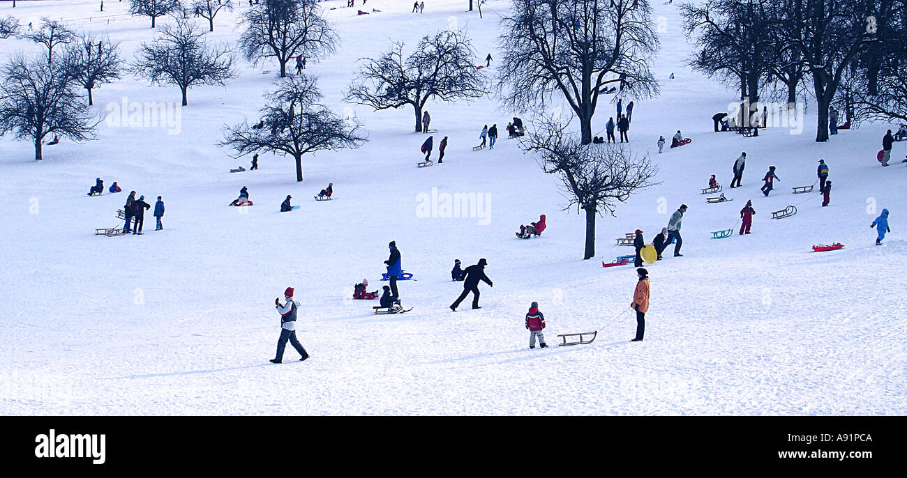 I bambini con le slitte in inverno Kinder mit Schlitten im inverno Foto Stock