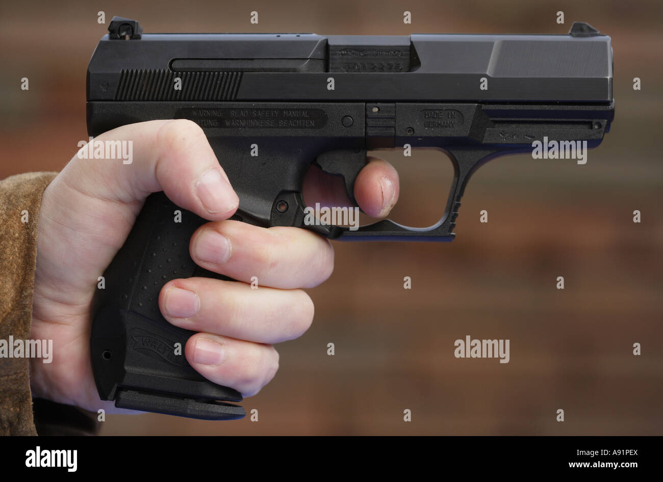 Dito sul grilletto della pistola Walther P99 Foto Stock