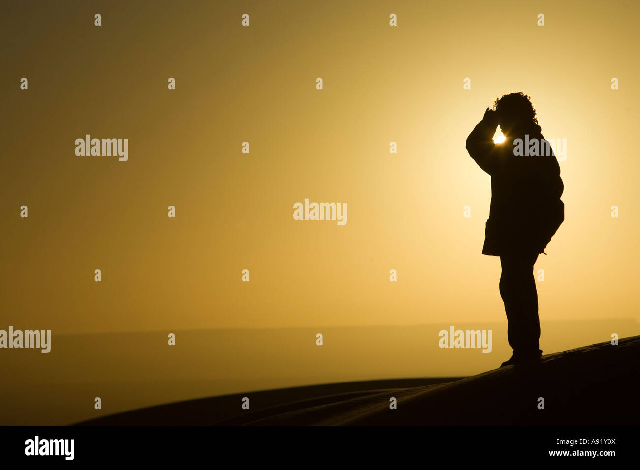 Indagini di guida paesaggio dalla sommità del sunrise Duna Erg Chebbi Marocco Foto Stock