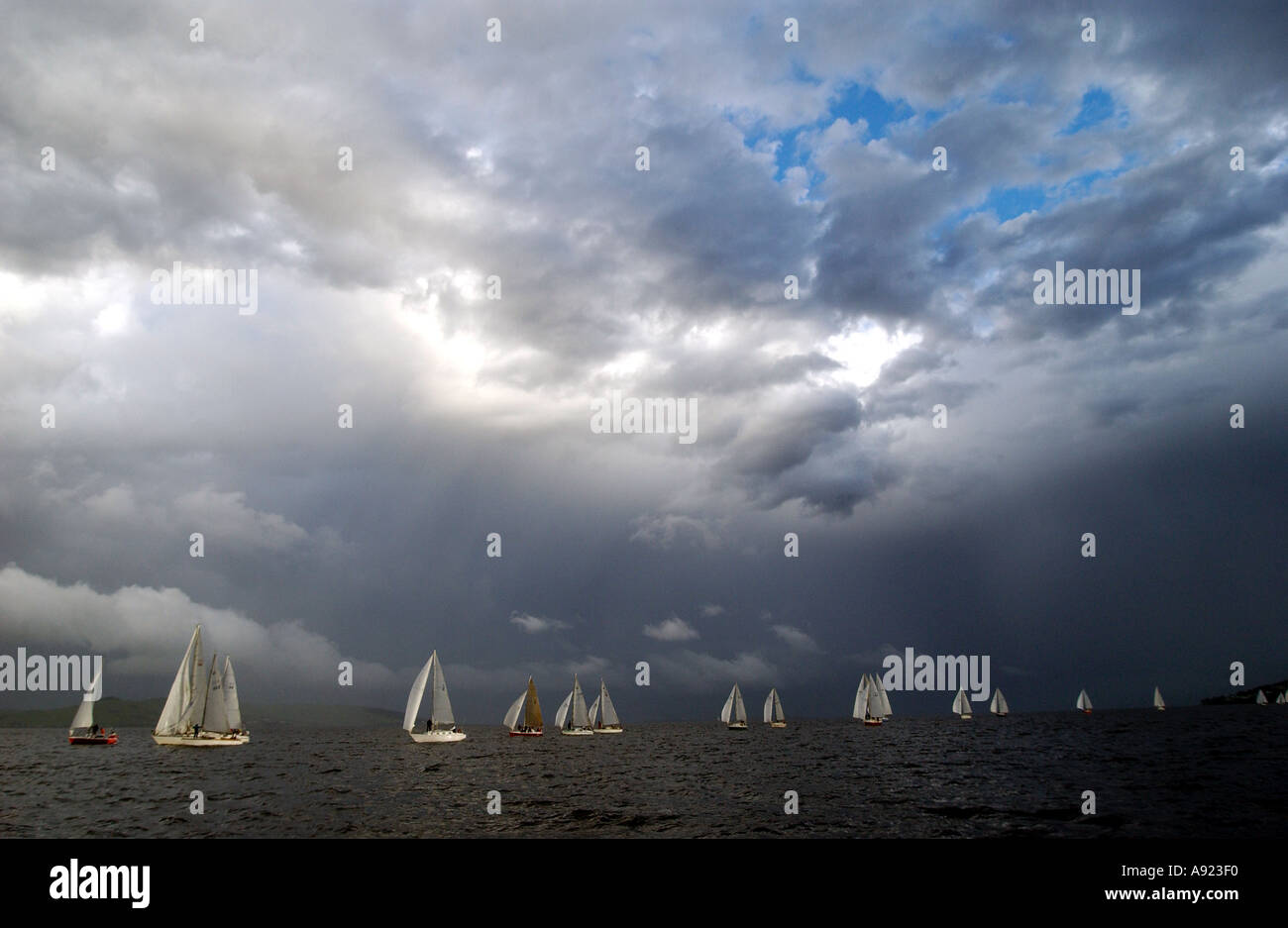 Tempesta davanti in arrivo su yachts, Hobart, Tasmana, Australia. foto da Bruce Miller Foto Stock