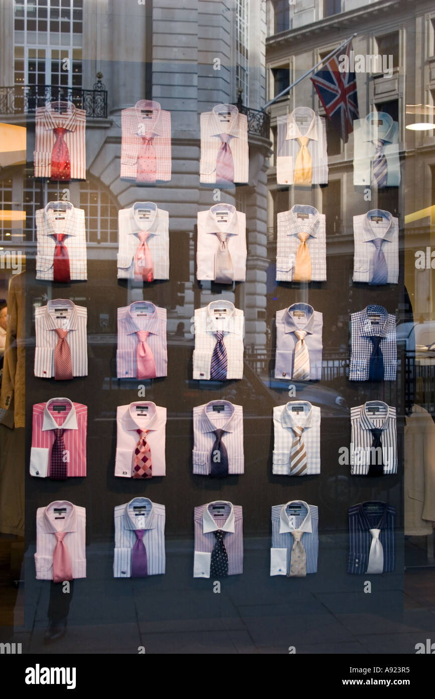 Camicie e cravatte sul dispay in vetrina su Regent Street, Londra, Inghilterra, l'Europa. Foto Stock