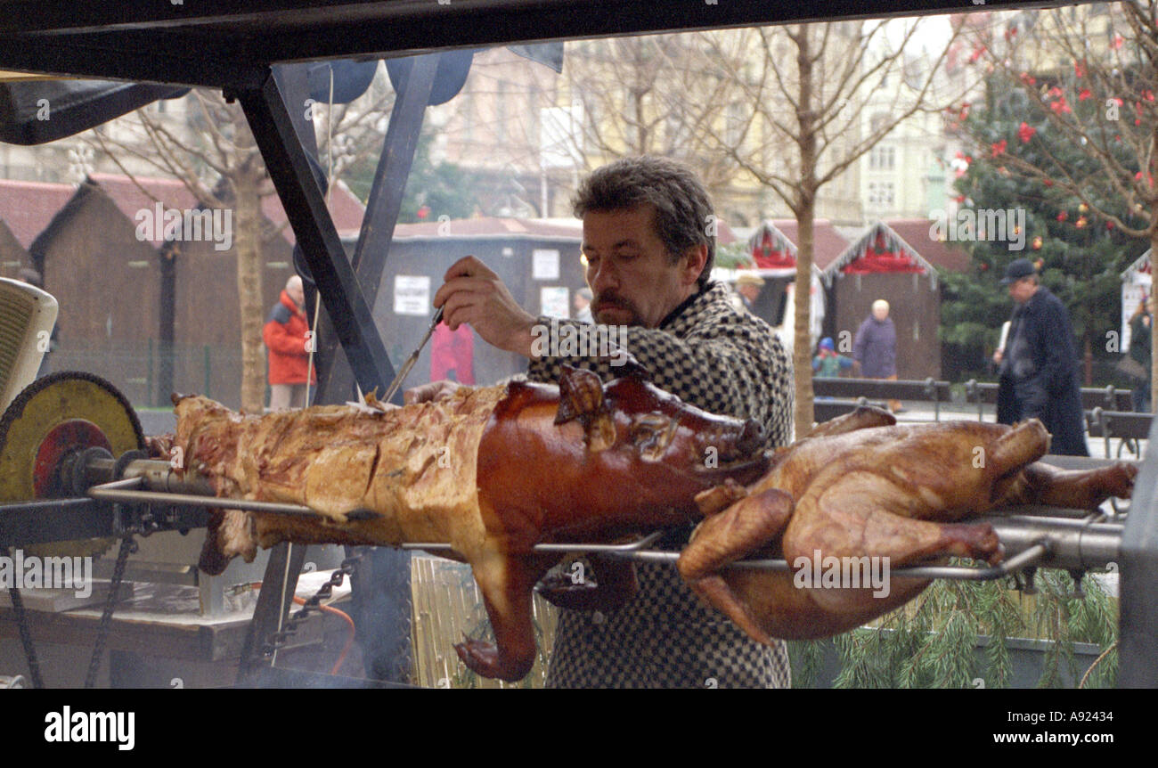 Maiale arrosto di carne arrosto e Turchia su uno sputo Old Town Square Praga Foto Stock