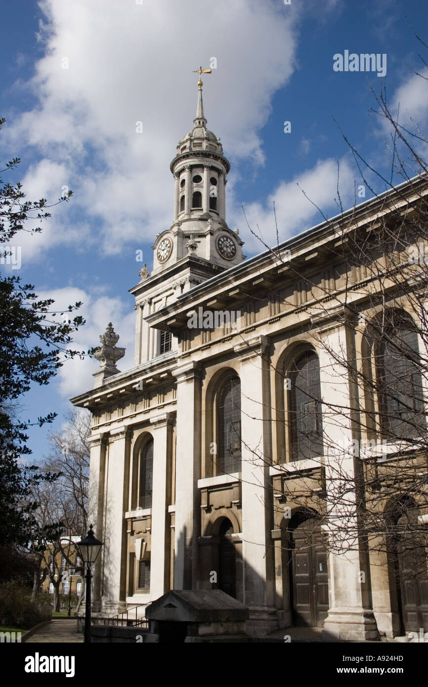 Vista parziale del lato di Nicholas Hawksmoor's St Alfege la Chiesa in Greenwich, Londra, Inghilterra. Foto Stock