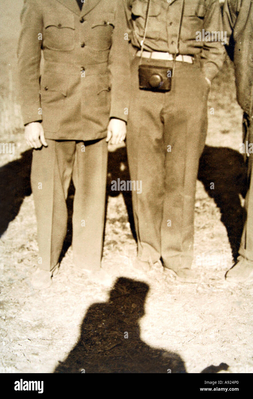 Ombra della telecamera Man. I soldati americani in Yokosuka, Giappone, Dicembre 1945 Foto Stock