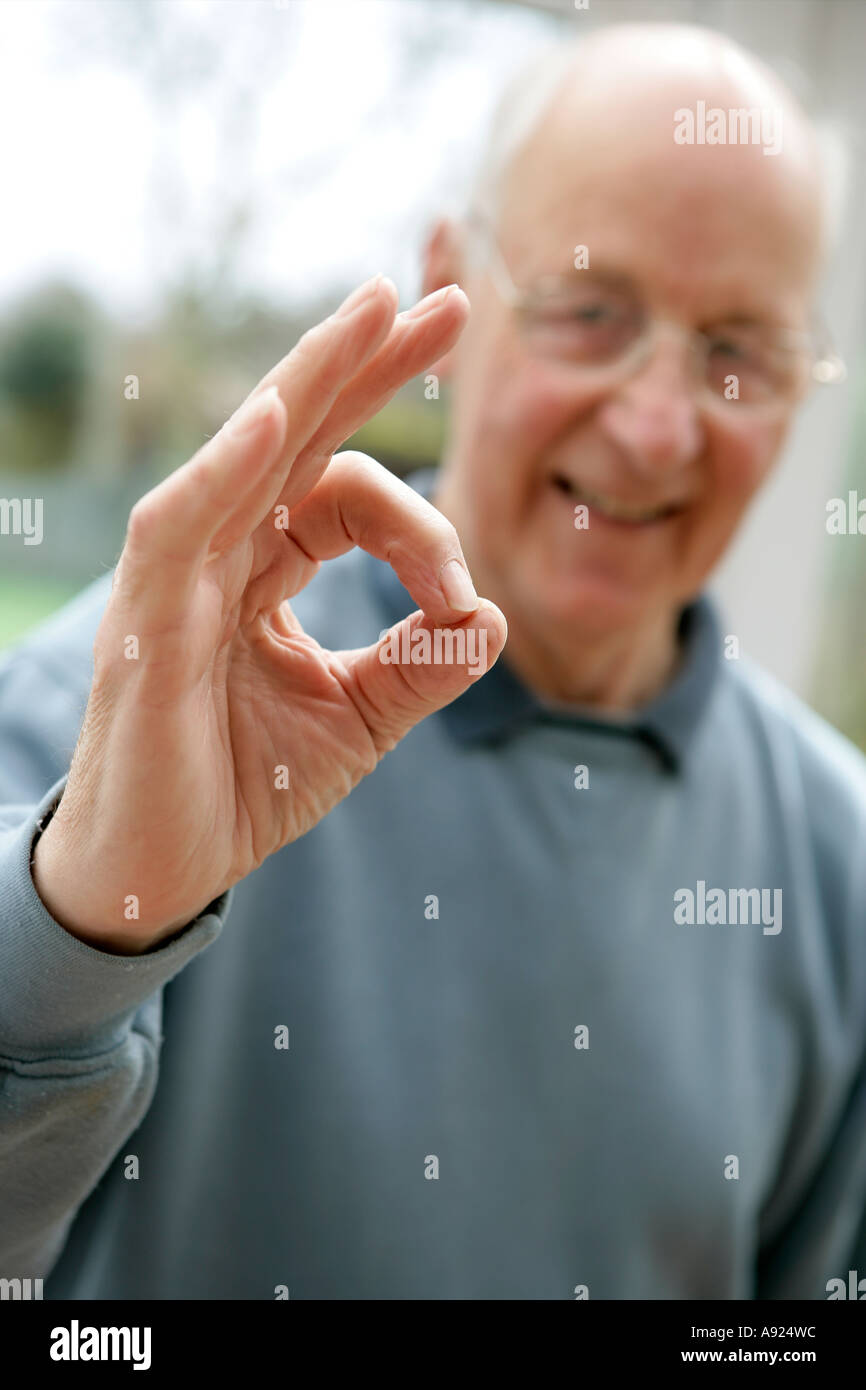 Uomo anziano gesti Foto Stock