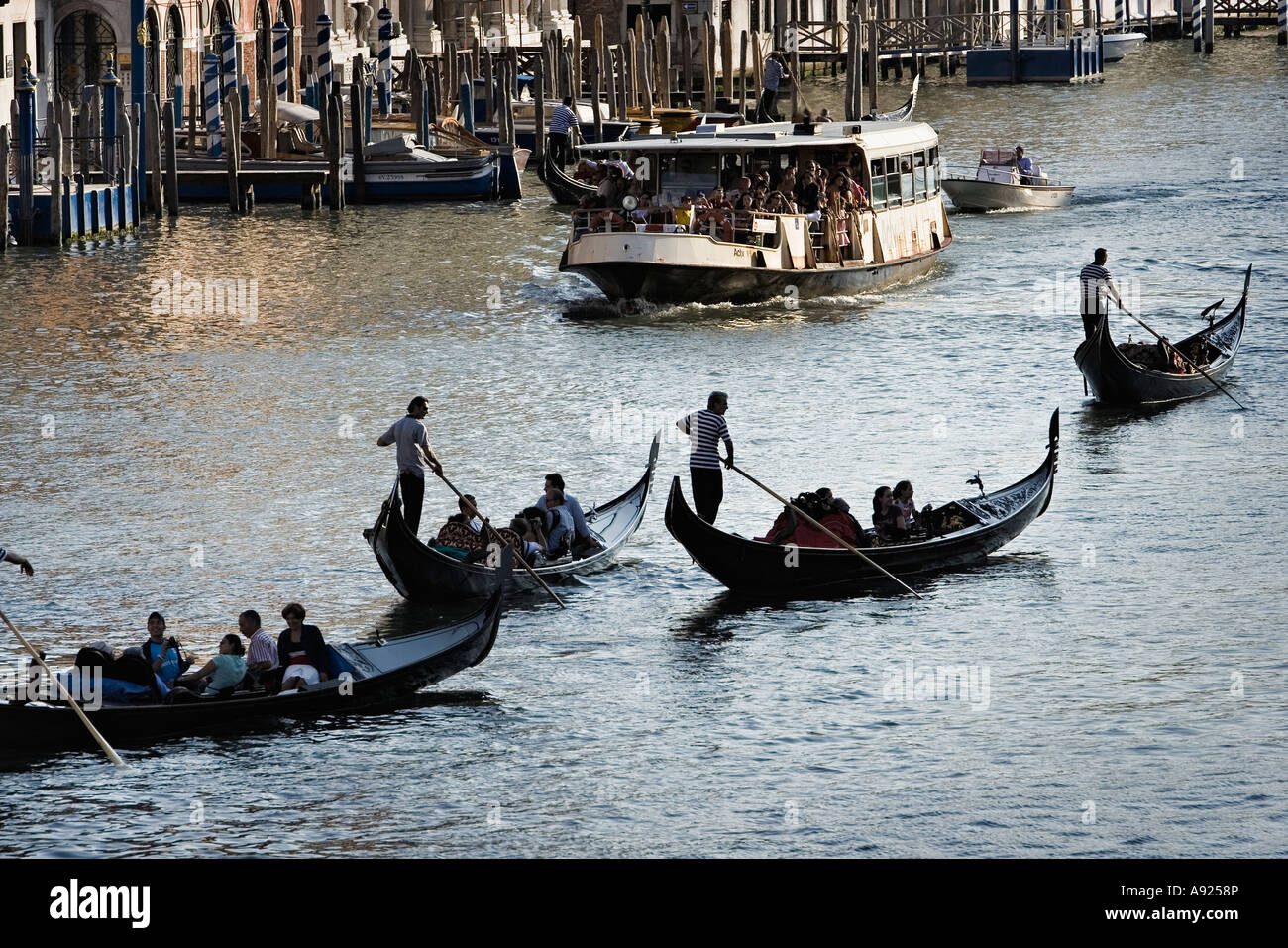 Gondole sul Canale Grande Venezia Italia Foto Stock