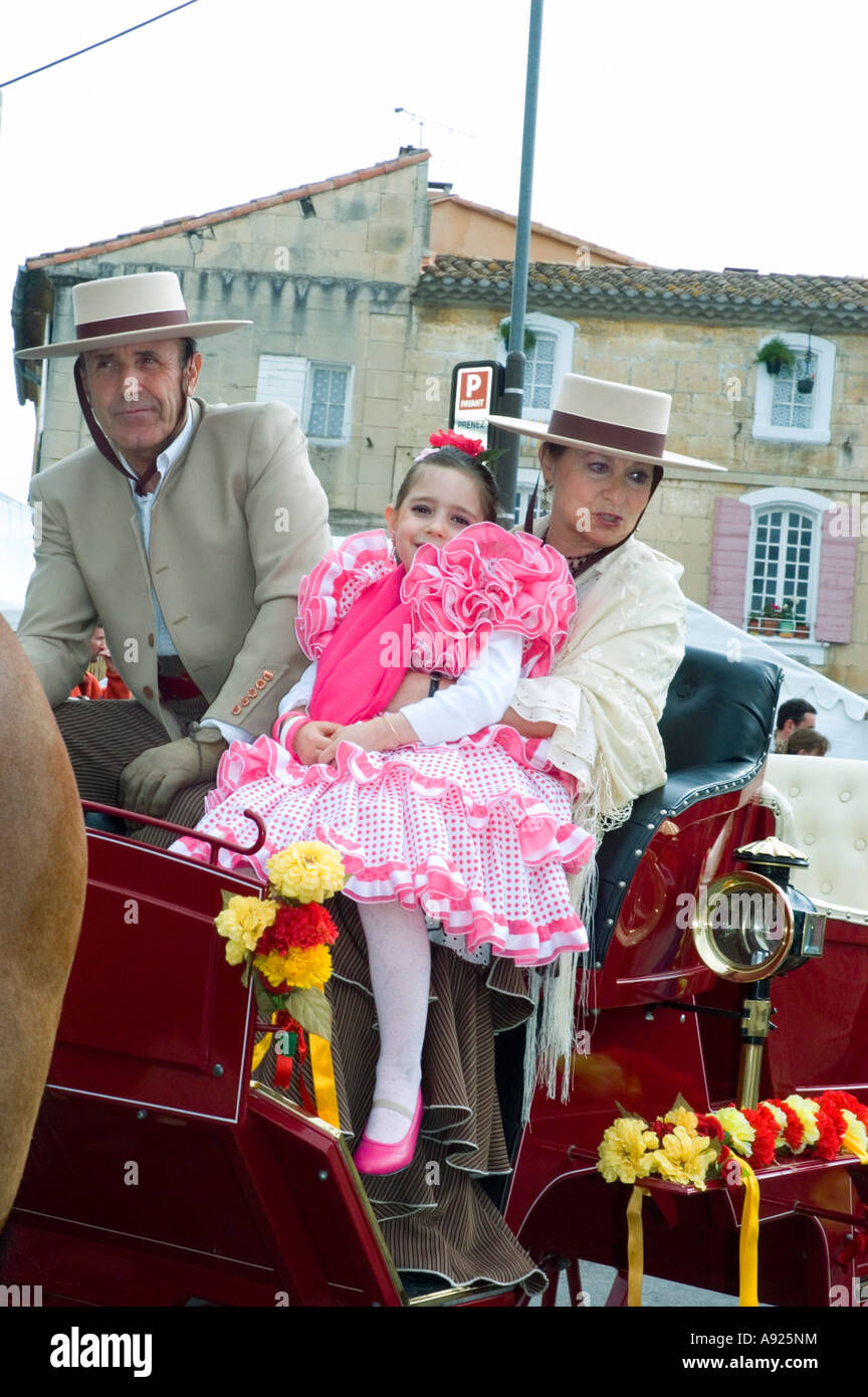 Arles Francia, Pasqua, Feria, la Corrida Festival, Andaluso con sfilata nel centro storico, famiglia francese vestito, Equitazione Foto Stock