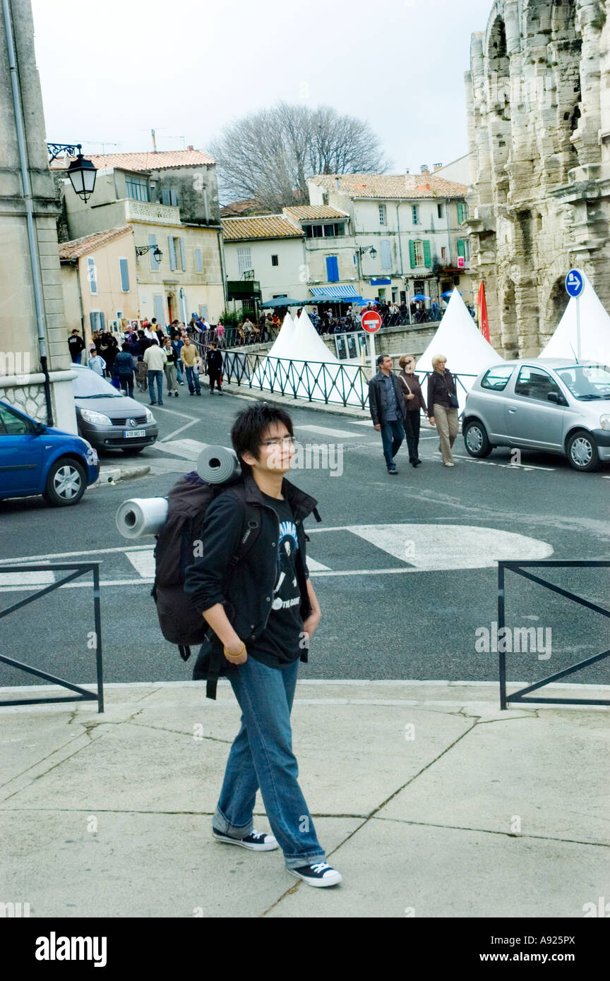 "Arles Francia' 'SScena di strada" "maschi giovani turisti cinesi a piedi Street Backpacker Foto Stock