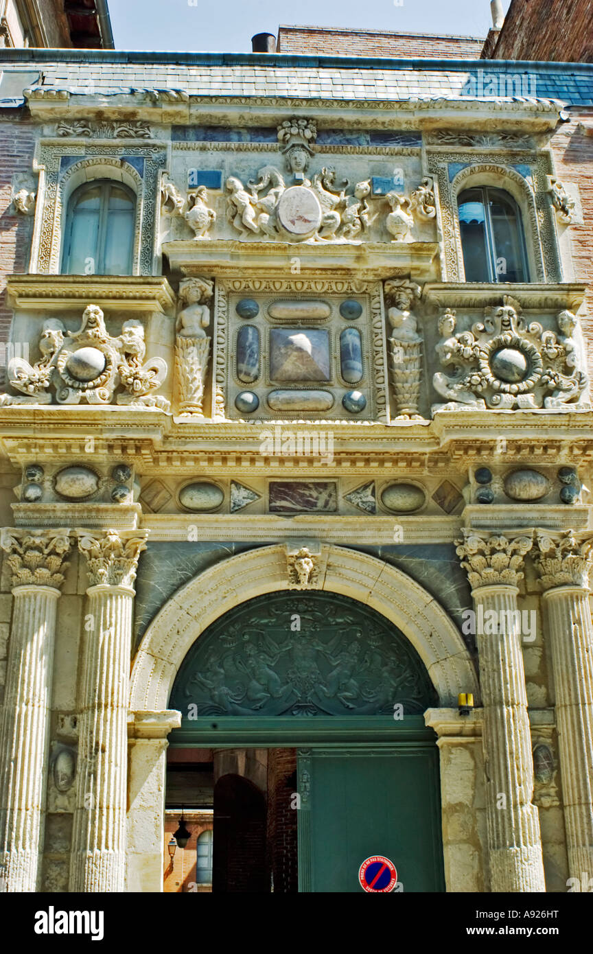 Toulouse, Francia, architettura antica porta anteriore di appartamento privato edificio nel centro della città vecchia pietra intagliata ornati, dettaglio Foto Stock