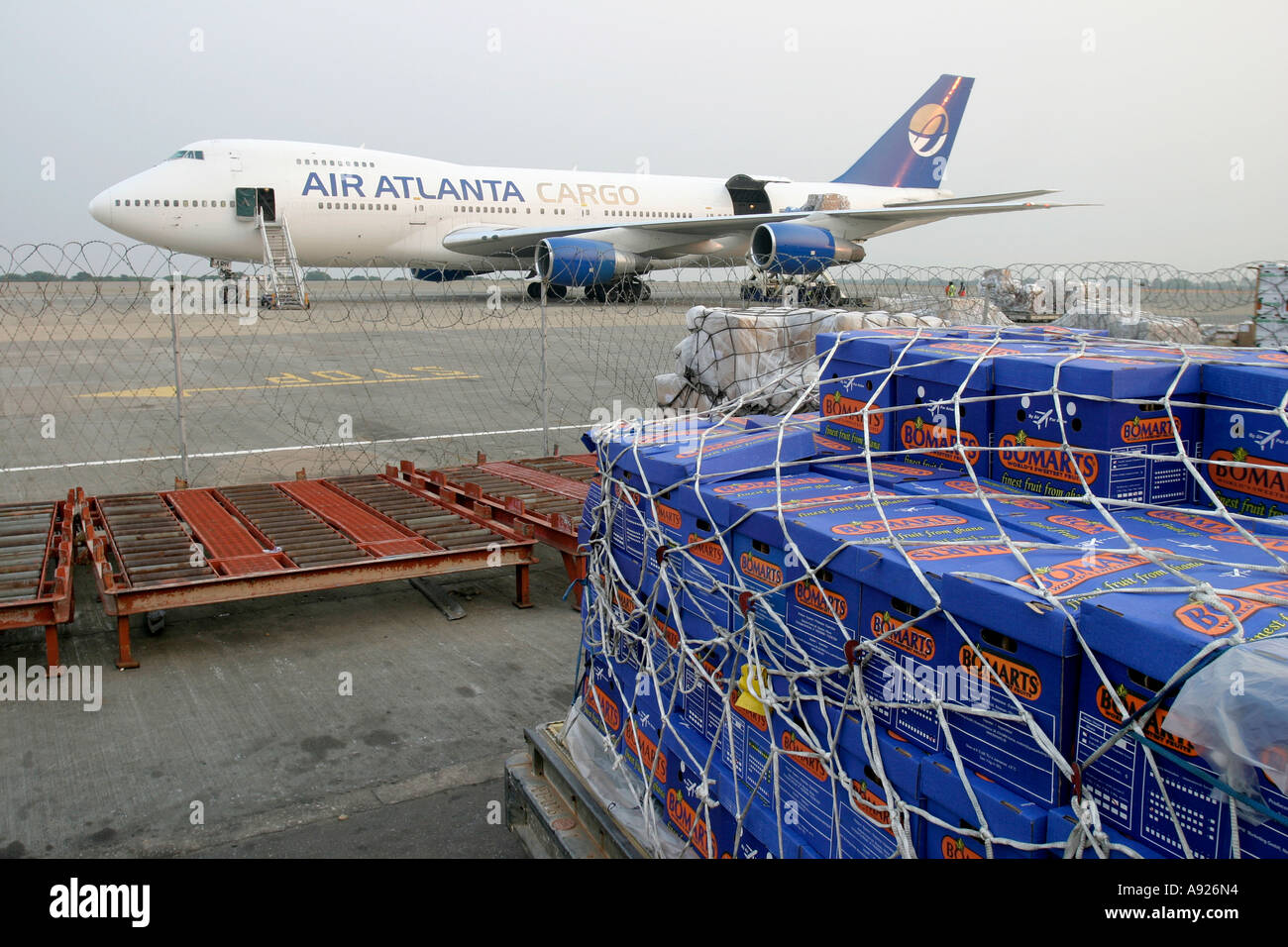 Piano di carico su strada asfaltata a Kotoka International Airport, Accra Foto Stock