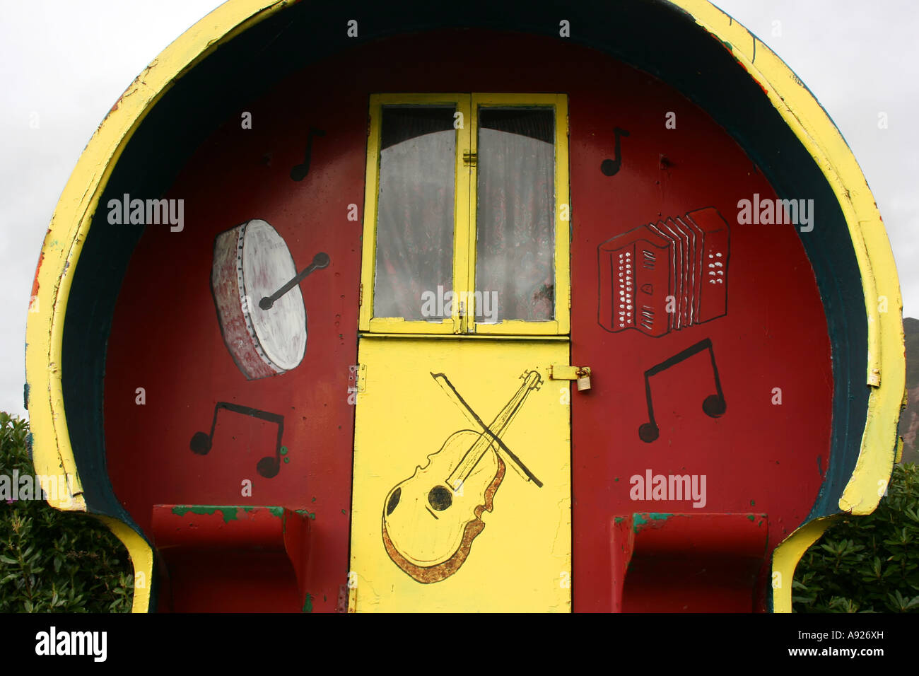 Traditional Irish travellers roulotte vicino a Leenane, vicino al confine tra la Contea di Galway e della contea di Mayo, Connemara, Irlanda Foto Stock