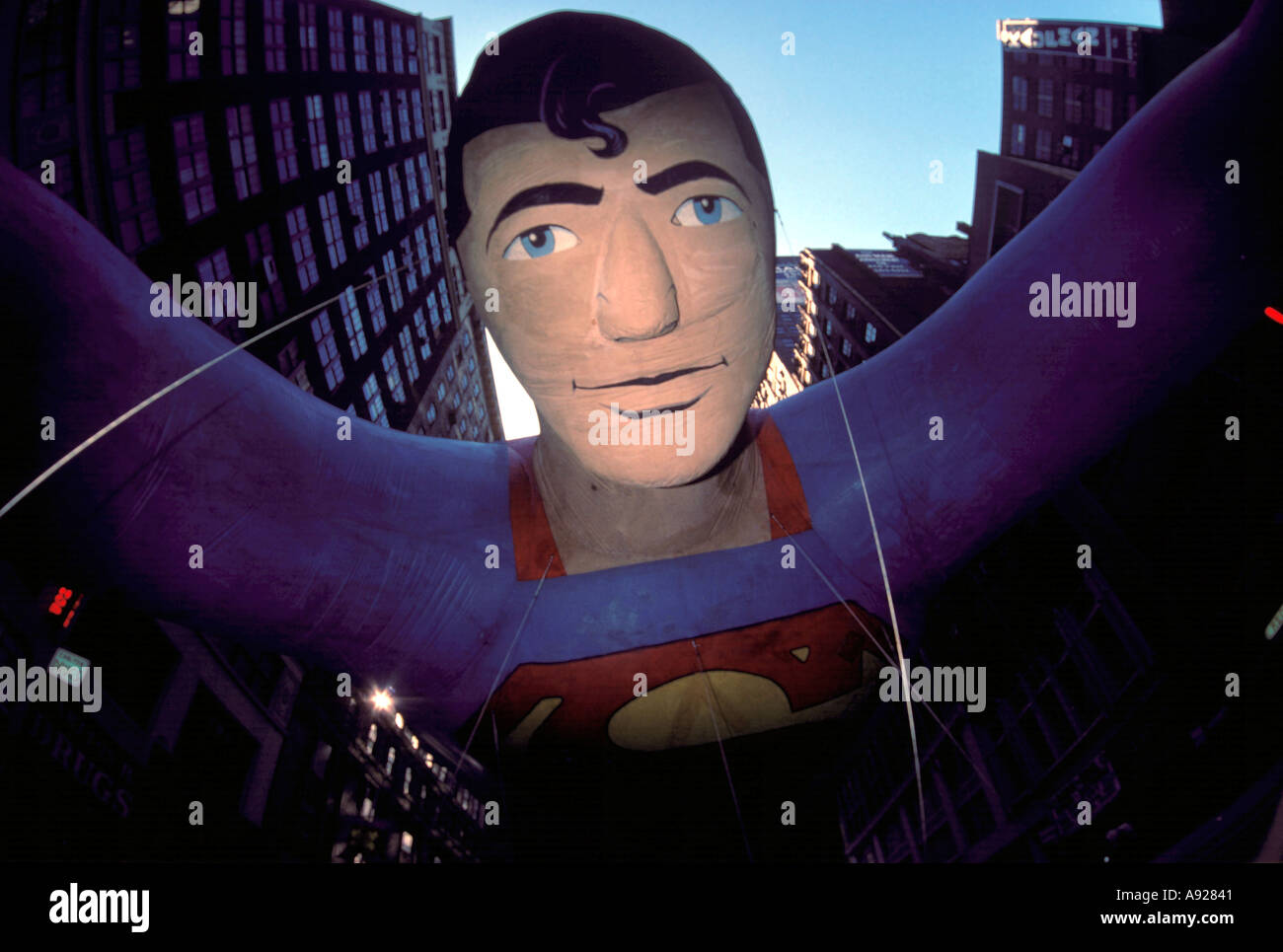 Parata di Superman vola a palloncino, svetta oltre, Christopher Reeve, supermen, Lois Lane, George Reeves, edifici Foto Stock