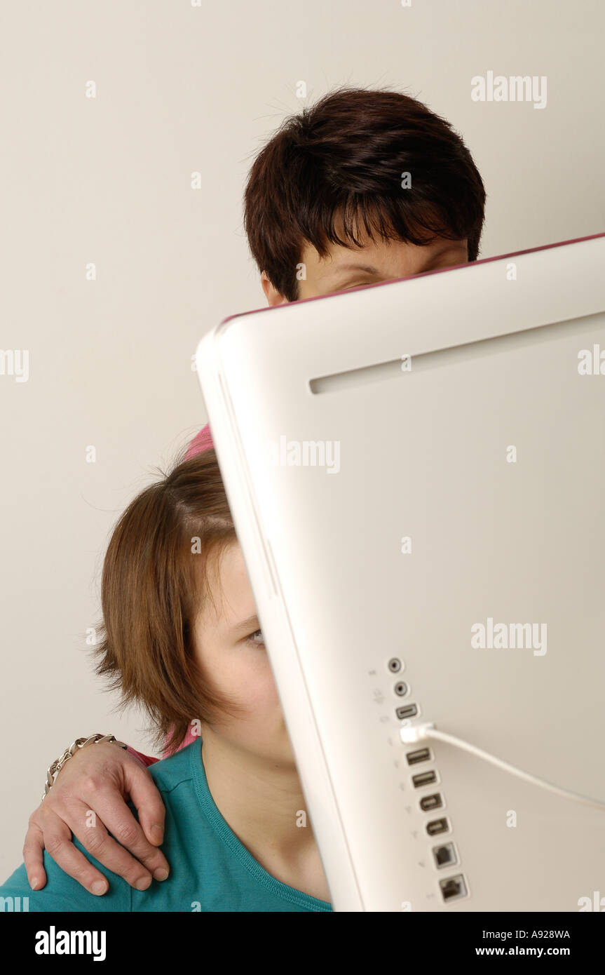 La madre e il bambino al computer Foto Stock