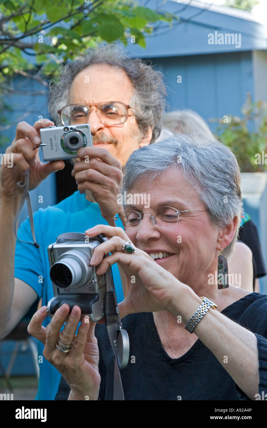 Detroit Michigan Una vecchia donna e un uomo di mezza età scattare foto con le loro macchine fotografiche digitali Canon Foto Stock