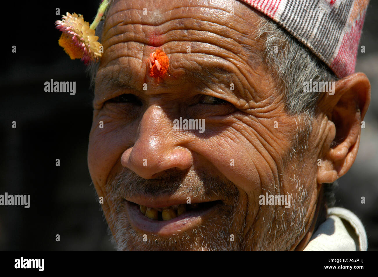 Ritratto uomo Newari con tikka e fiore sulla sua fronte Bhaktapur Nepal Foto Stock