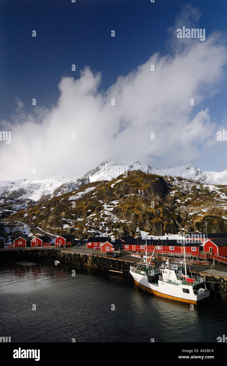 Il villaggio di Fisher Nussfjord, Lofoten, Norvegia, Europa Foto Stock