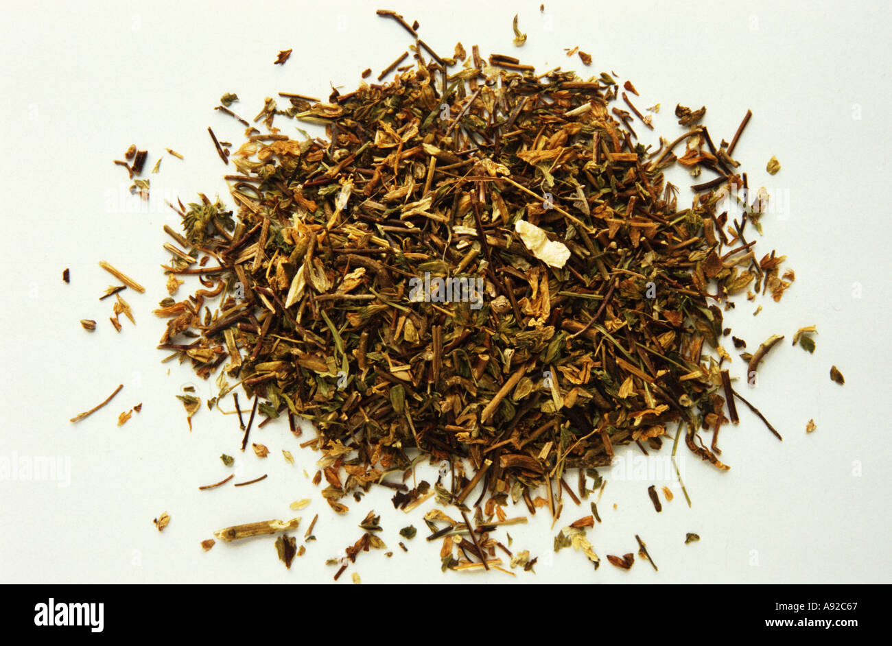 Pianta medicinale euphrasia officinalis foglie Augentrost essiccato e tagliato Foto Stock