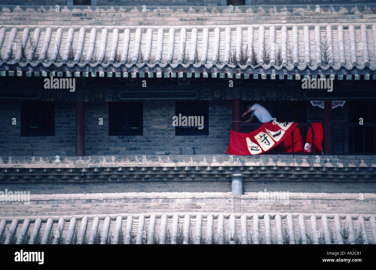 Cina uomo che lavora con un banner pubblicitario Foto Stock