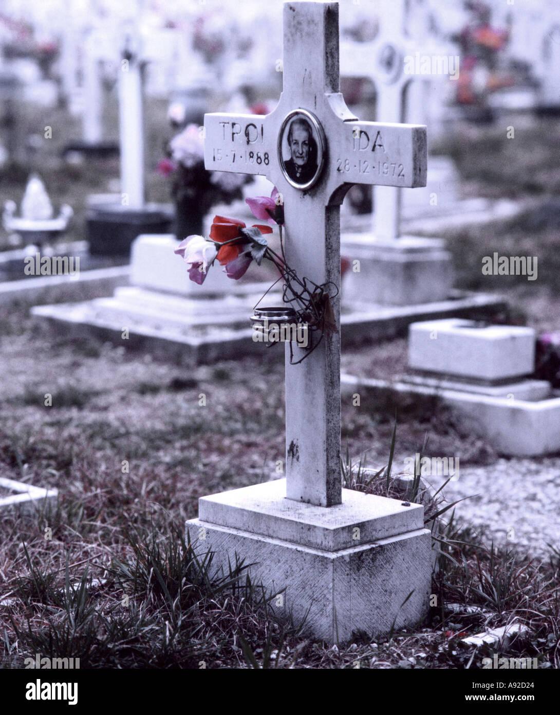 Cimitero cruzifix bianco realizzato in marmo Italia Venezia Venezia Memorial Cemetery isola di St Michelle Foto Stock