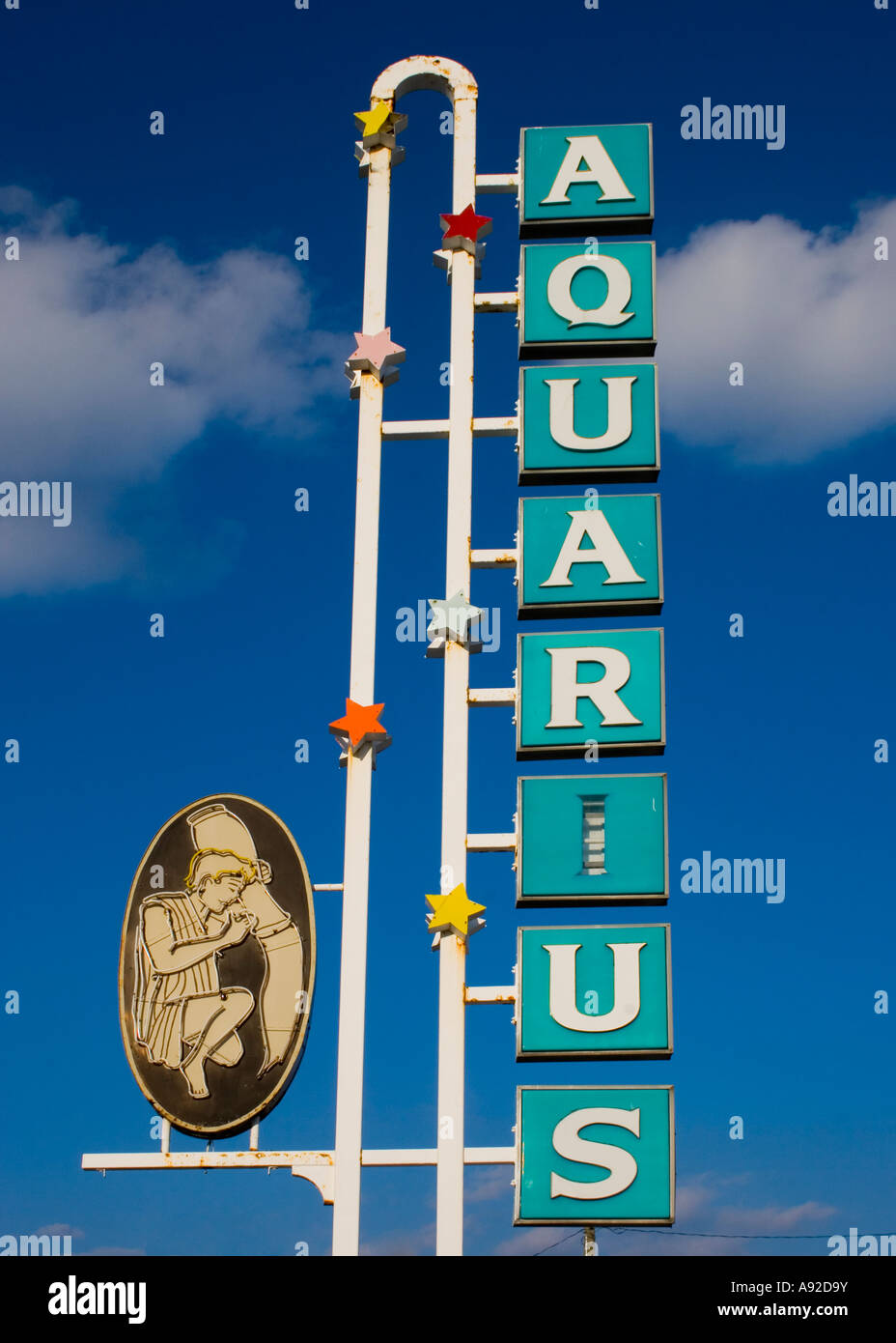 L'insegna dell'Aquarius Motel a Wildwood, New Jersey, risplende di fascino retrò, accogliendo i visitatori con un classico fascino neon sulla strada. Foto Stock