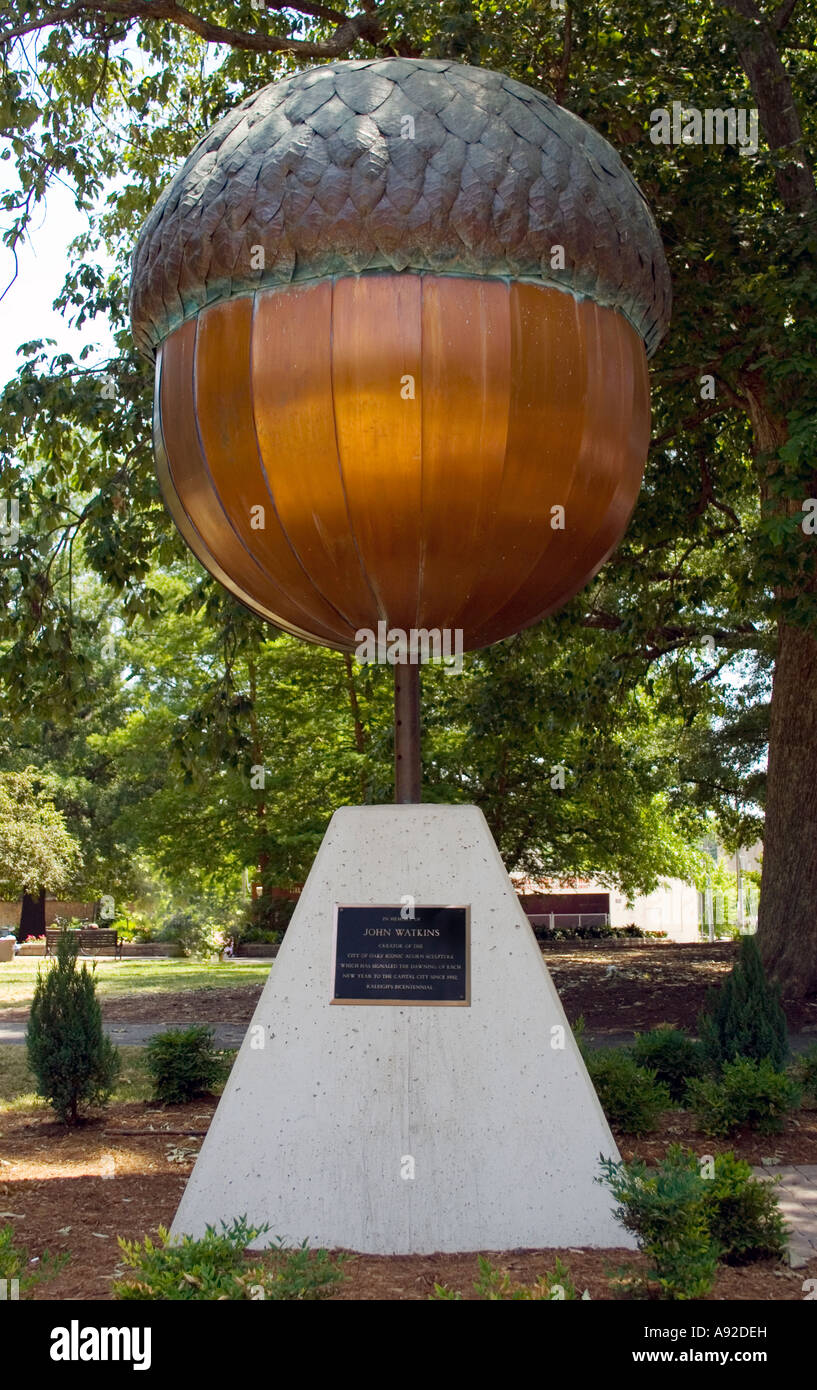 La scultura Big Acorn in un parco del centro di Raleigh, North Carolina, celebra il soprannome della città e funge da punto di riferimento pubblico giocoso. Foto Stock